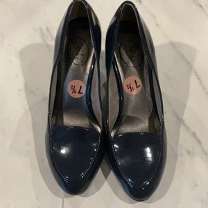Life Stride Navy Heels